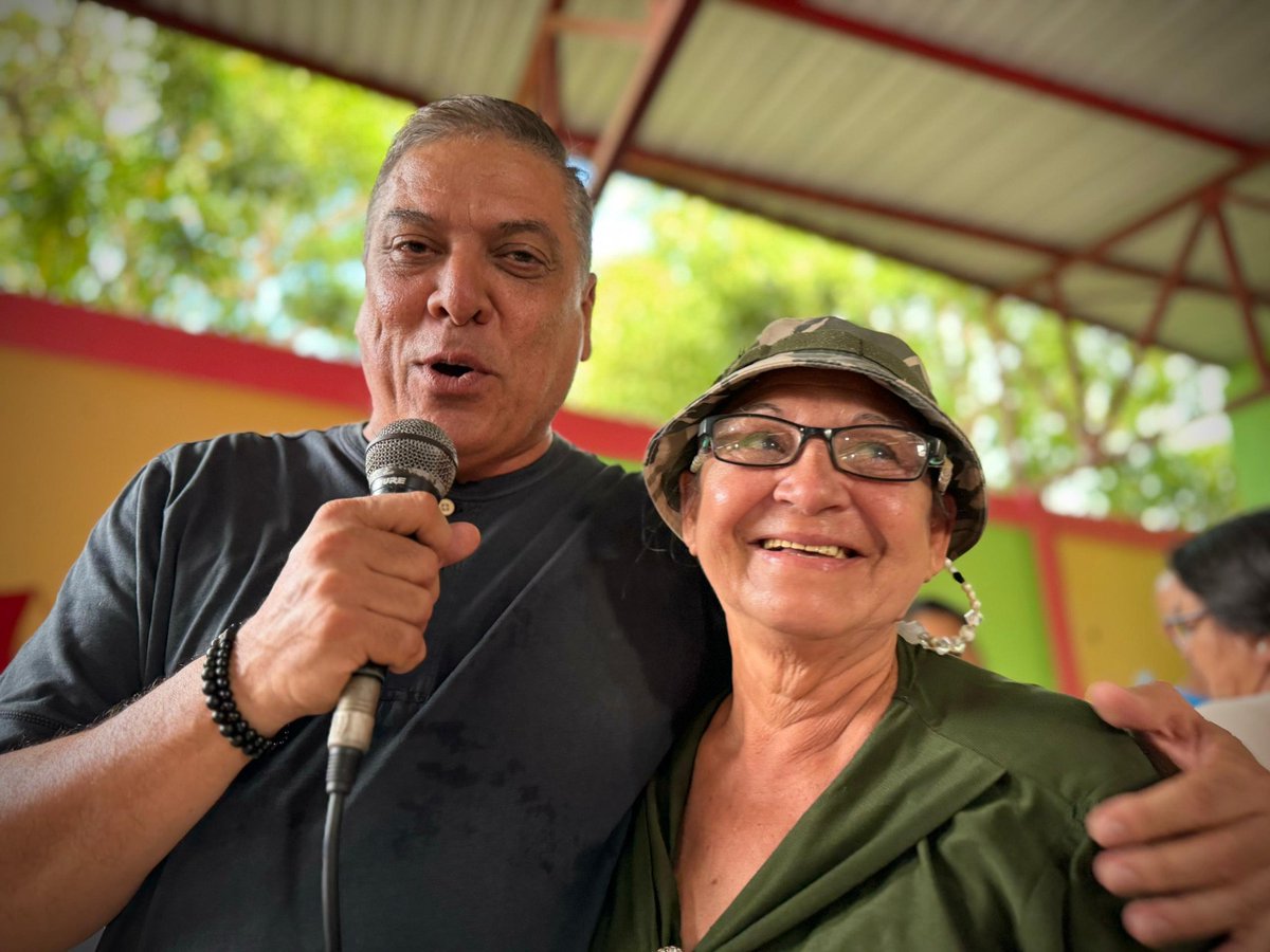 emiliorafael_'s tweet photo. ¡Amor con amor se paga!

La abuela María Jiménez, vecina de la calle Independencia del sector El Sabilar, La Vecindad, me solicitó un bastón para renovar el que estaba usando; de manera inmediata le dimos respuesta entregándole su nuevo bastón. Su alegría nos contagio a todos. https://t.co/OB6Omau84U