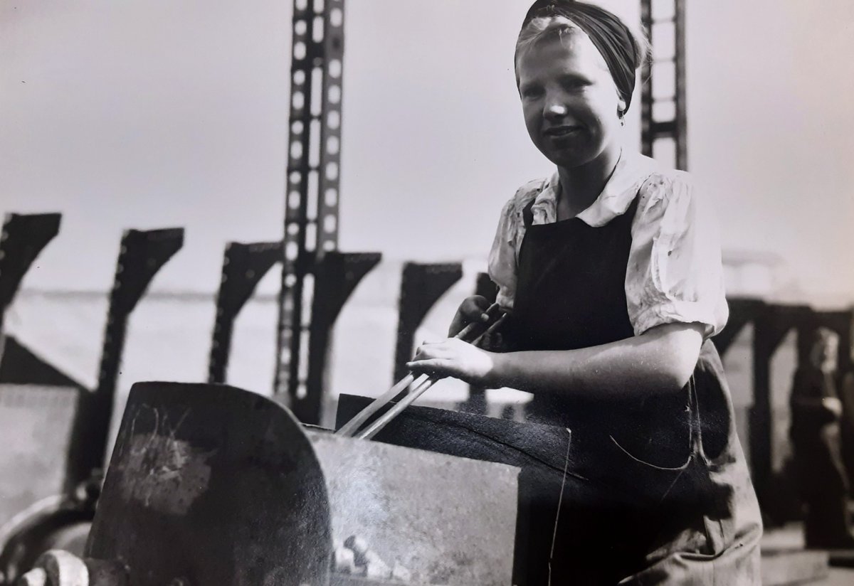 GuildhallLib's tweet photo. ‘Women Invade the Shipyards’ - Official World War 2 photos from 1942 for the press. Thousands worked on construction, driving &amp; painting work.

In the Newall Dunn collection – one of the world’s most comprehensive photographic and ephemera resources for Merchant Shipping history. https://t.co/2ss93avYD8