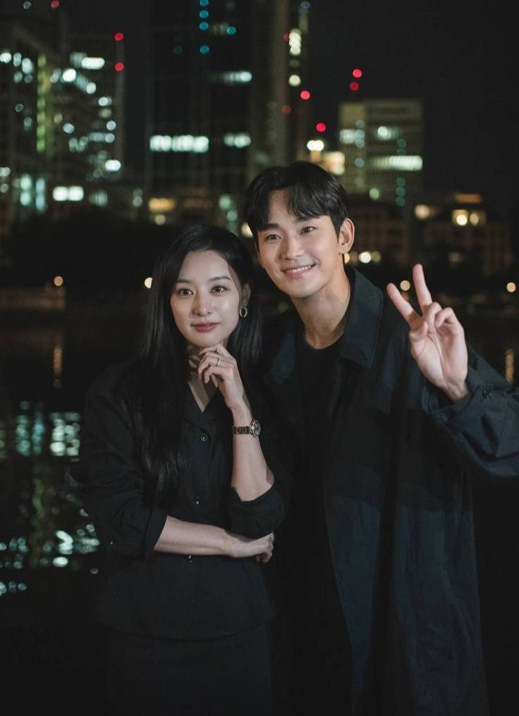 kim soohyun as baek hyunwoo and kim jiwon as hong haein in queen of tears