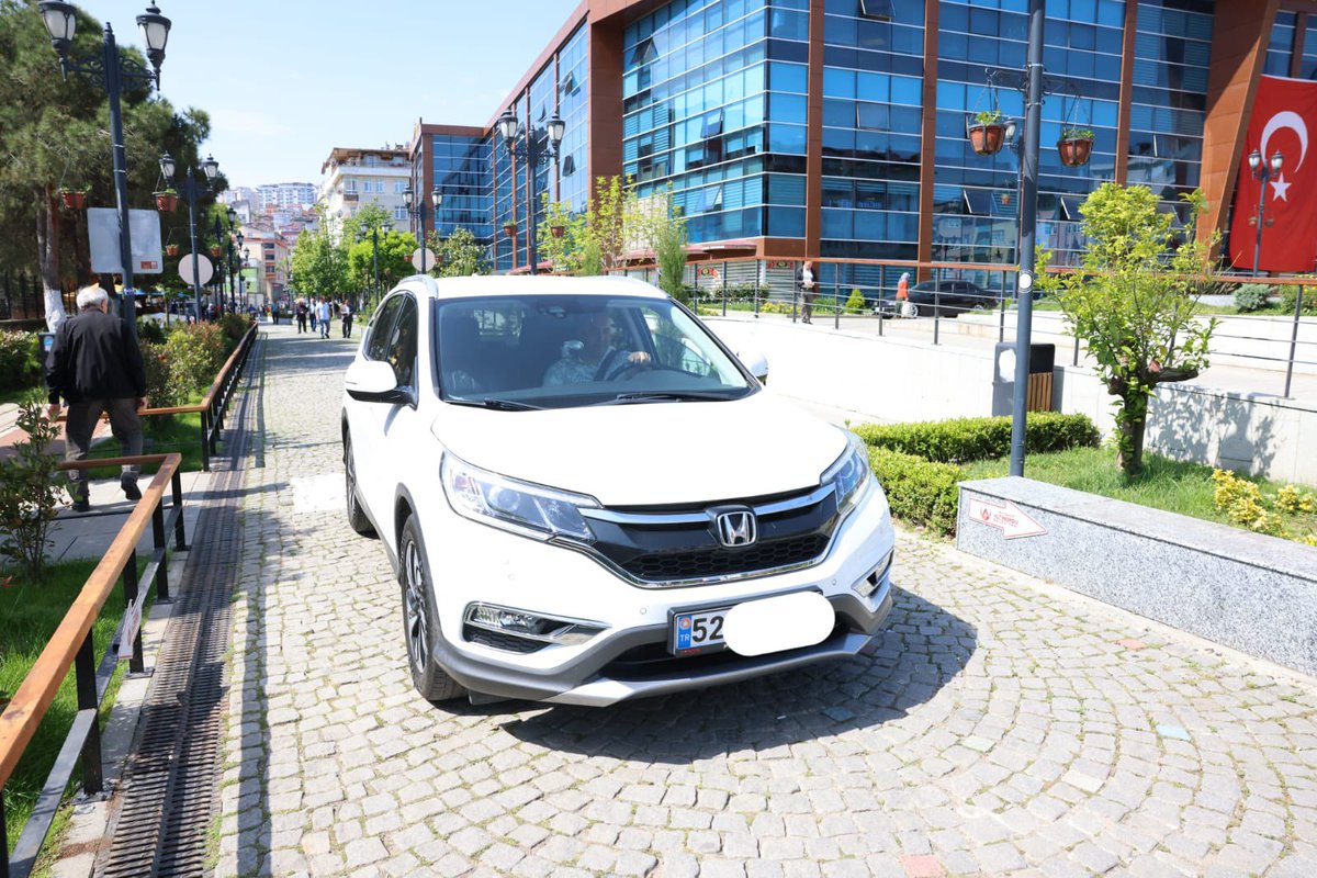 OKULLAR CADDESİ YENİDEN ULAŞIMA AÇILDI Seçim döneminde halkımızın en çok şikâyet ettiği ve bizim de göreve başladığımızda gerekli adımı atacağımızın sözünü verdiğimiz soruna neşteri vurarak; belediye hizmet binamızın yanında bulunan ve geçtiğimiz dönemde trafiğe kapatılan