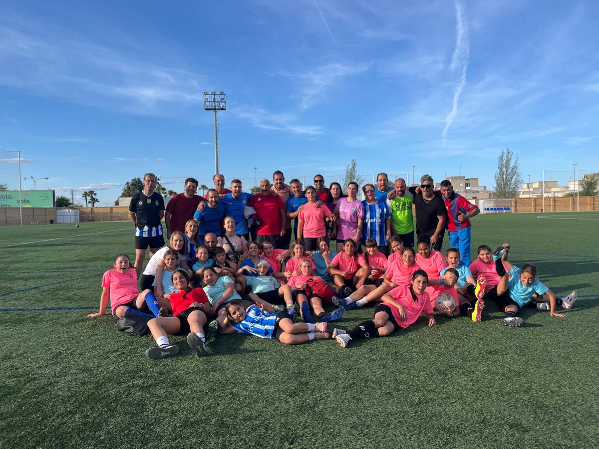 Amigos__80's tweet photo. Ayer celebramos un partido de padres contra niñas de las categorías alevines e infantiles.
¡Cómo disfrutamos del fútbol en familia! 💪🏼💙💛⚽ https://t.co/o59ZFQMWAy