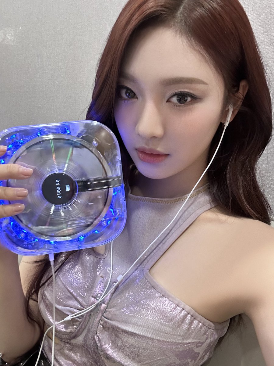 เว่อมากอิดอก ชีอัปเกรดสุด ๆ คือเคสเป็น cd player เลย มีไฟ มีจอเสียบฟังได้พร้อม นี่แหละบั้มแห่งปี