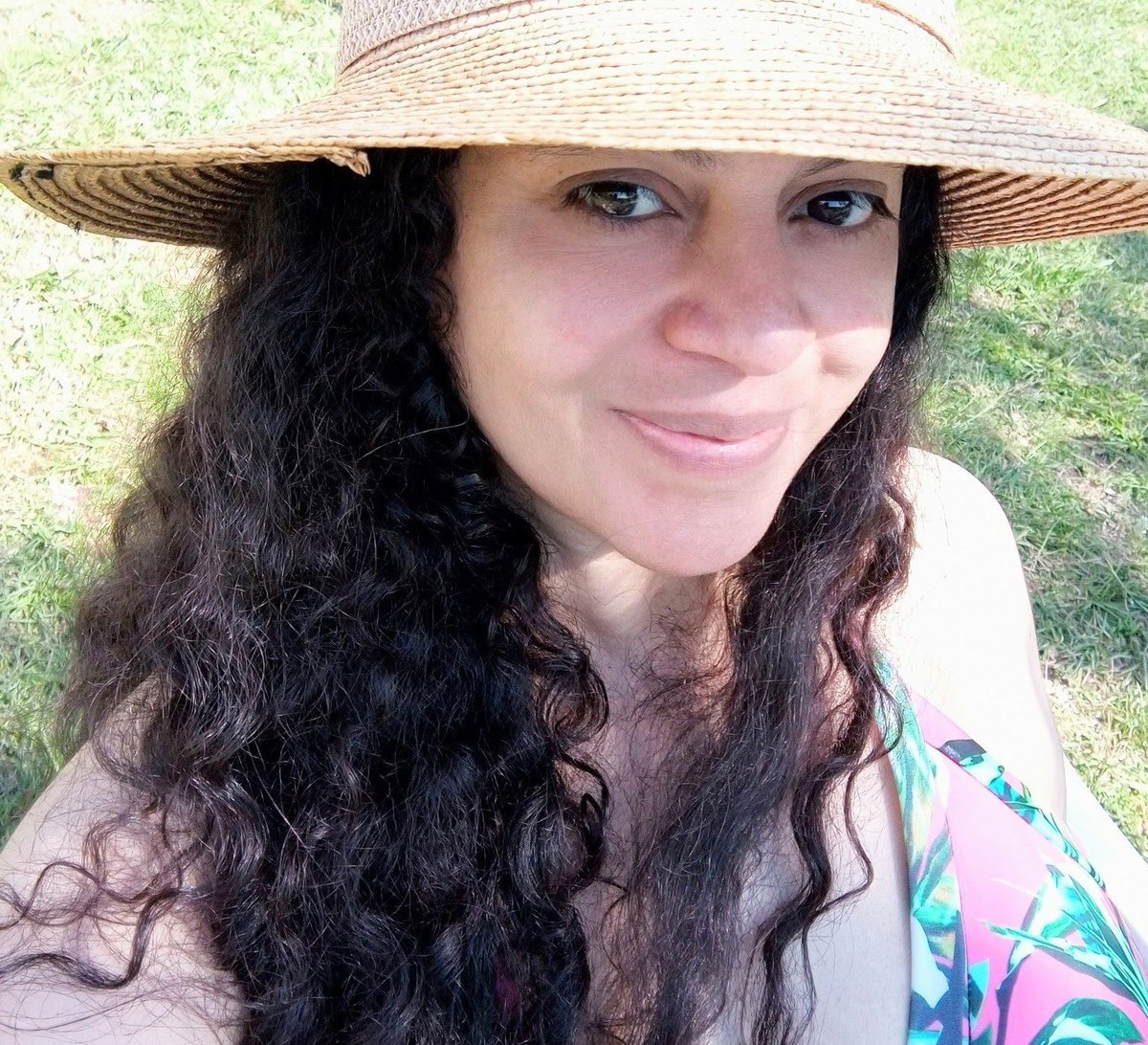 Paola_Furtado's tweet photo. Soy más, un fruto de mar tropical.
No sé que hago por estas latitudes heladas 😁🤗🧉🎶🌻💞
#FelizJueves  amigos https://t.co/fxy1TIkwOh