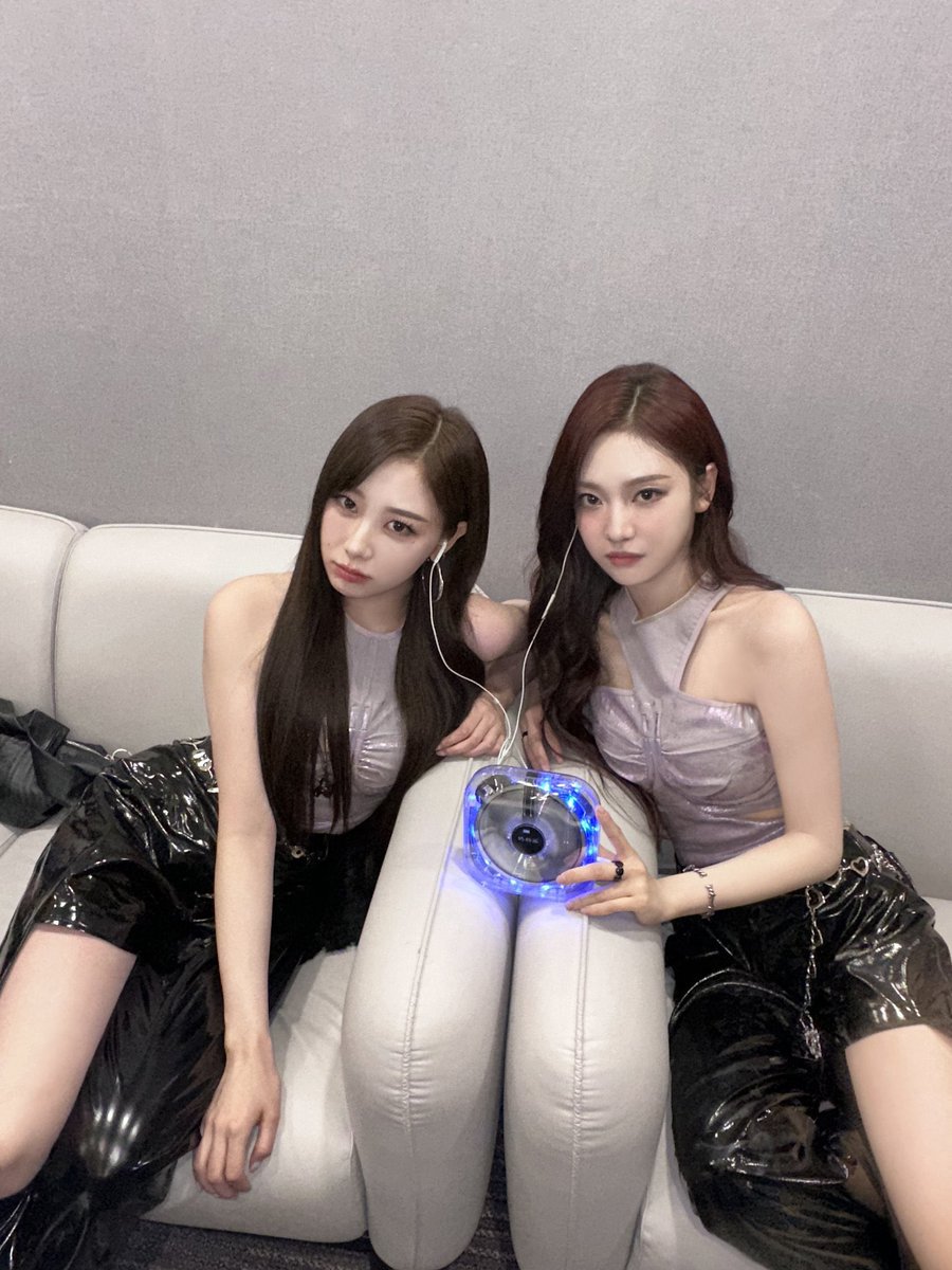 imadbcyou's tweet image. อัลบั้มที่เสียบหูฟังได้และมีไฟ????? K-popวงแรกมากกกกก😱😱😱😱