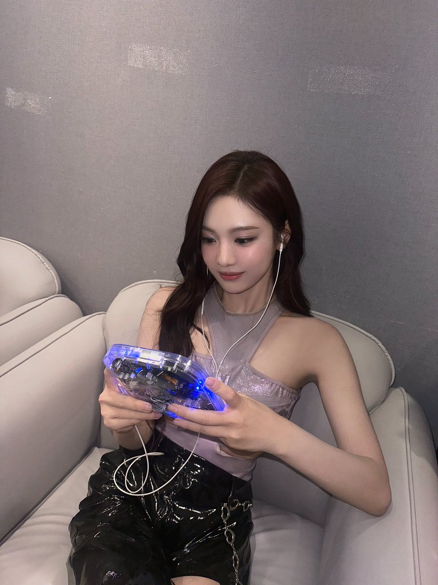 NINGNAETION's tweet photo. [UPDATE]

#NINGNING using the ‘Armageddon’ album CDP ver.

에스파 닝닝
#aespa #에스파 #닝닝 #ニンニン #宁艺卓 #宁宁
@aespa_official https://t.co/TOgfdN8SbA
