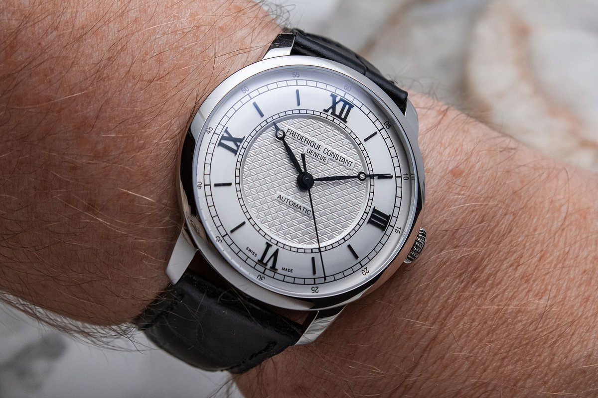 Dress watches are having a resurgence and brands like @FrederiqueConst are ready with a killer line-up of classics like the Premiere. Sean goes hands-on today ablogtowatch.com/hands-on-frede…