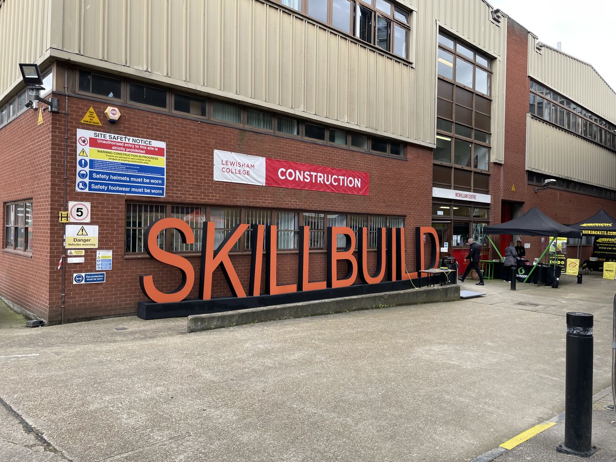 BricksUK's tweet photo. Great to see the SkillBuild Competition in Lewisham today. These bricklayers are really, good! Many thanks to Wienerberger UK for supplying the 60,000 bricks used across the nation in this competition. A truly massive gesture of support. #bricksuk #citb #apprentices #bricklaying https://t.co/p1kENWPgA4