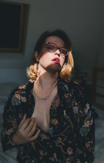 Tr&egrave;s prise en ce mois de mai. Je reviens d&egrave;s lundi prochain sur @Compte_VTC_Off   le 31 ce sera mon anniversaire<a href="/tag/art"class="tags"><span>#art</span></a><a href="/tag/sexy"class="tags"><span>#sexy</span></a><a href="/tag/nude"class="tags"><span>#nude</span></a><a href="/tag/erotic"class="tags"><span>#erotic</span></a><a href="/tag/blackandwhitephotog"class="tags"><span>#blackandwhitephotog</span></a>