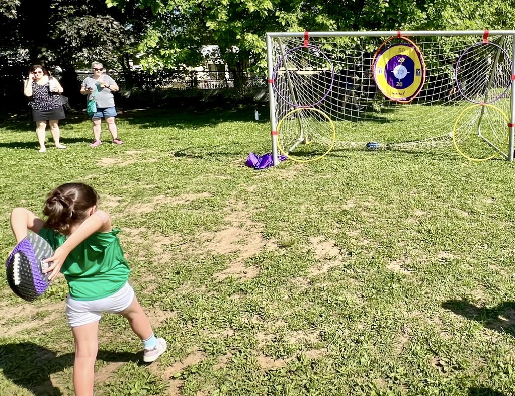 arete14's tweet photo. Celebrating student’s social, emotional, and physical wellness at Mercerville’s Field Day extravaganza! 💪🏻💪🏽💪🏿
Play &amp; Make Their Day!
@HTSD_MercerV @WeAreHTSD @HTSDSuperBatlle https://t.co/0Mv13kcvYQ