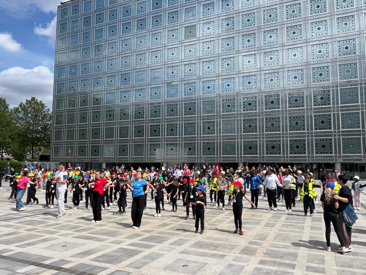 Sahar_ZB_'s tweet photo. Les élèves du @ClgMagellan ont présenté leur travail sur les JO au festival l’EAC (EN) JEUX organisé par @acversailles à @imarabe . #JO2024 #breakdance #Parcoursartistique @lair_sandrine https://t.co/36548q5MVr