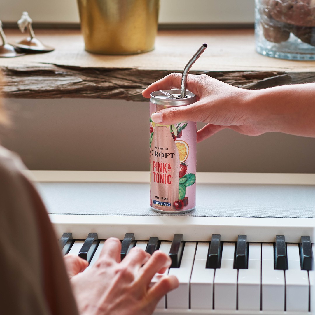 CroftPink's tweet photo. Com notas de cereja madura e framboesa, o Croft Pink and Tonic vai-te proporcionar uma sinfonia de sabor e melodia.

-

With notes of ripe cherry and raspberry, Croft Pink and Tonic will give you a symphony of flavour and melody.

-

#CroftPink #CroftPinkandTonic #RosePort #Piano https://t.co/cXZRvbcSew