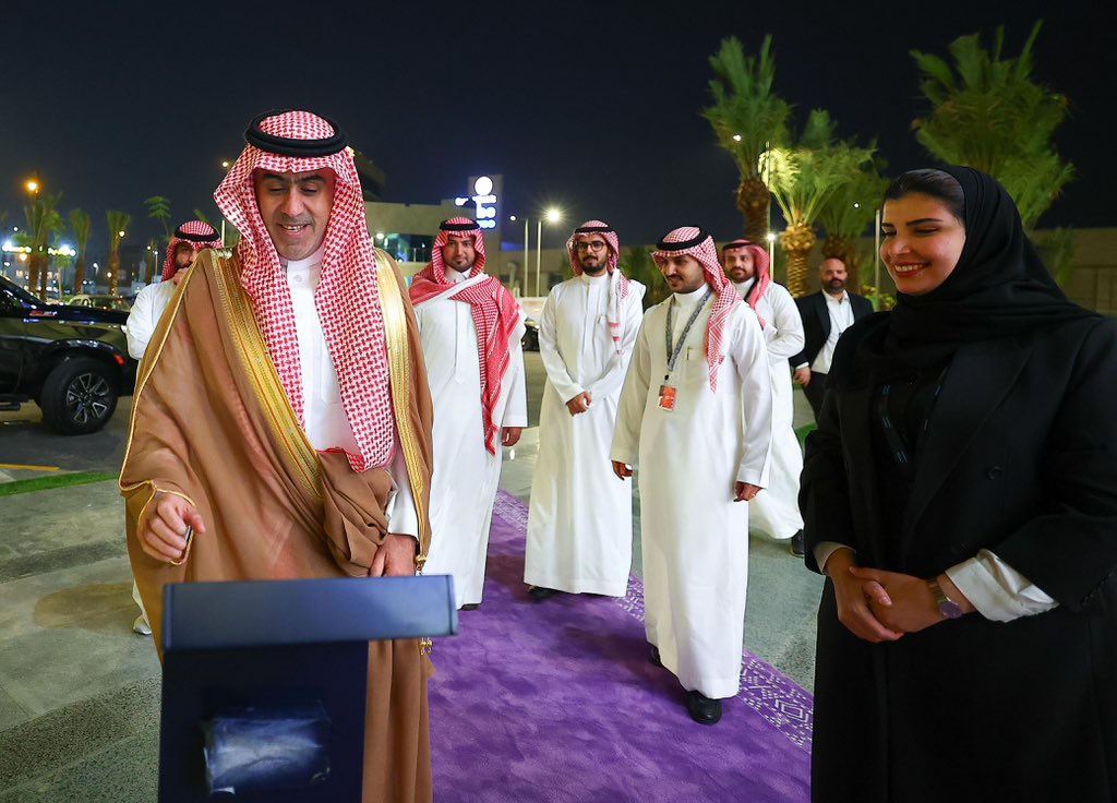 SaudiProject's tweet photo. رسميًا #هيئة_المكتبات تدشن مشروع #بيت_الثقافة @CultureHousesSA في مدينة الدمام ومحافظة أحد رفيدة، كأولى البيوت الثقافية في السعودية، وتعد منصة ثقافية تفاعلية متكاملة تحتضن كافة شرائح المجتمع، وتضم مكتبة رئيسية ومسرح ومساحات للتعلم والعمل والترفيه والموسيقى والتقنية https://t.co/apJwyPAFJ7
