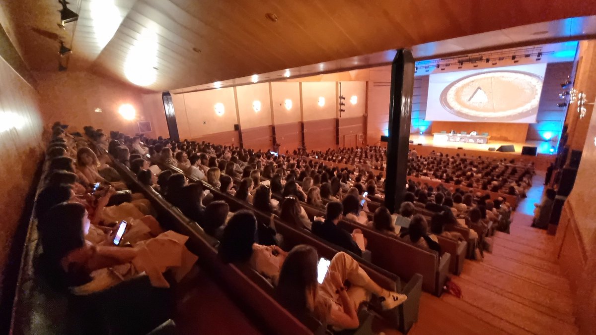 Se ponen los pelos de punta ver a 1100 especialistas en #PsicologíaClínica y #Residentes en el #CongresoSEPC2024. Orgullo de profesión!!!!