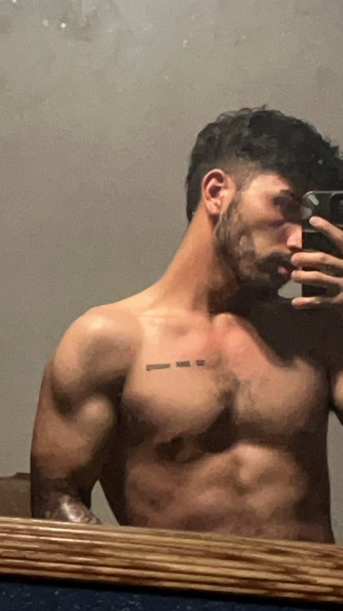 CruzzyMusic's tweet photo. 135lb power lifter at the age 22 only 3 months of training achieved these numbers 

My numbers:
Deadlift - 250lb x 1rm
Squat - 225lb x 4 reps
Bench - 160 x 1rm https://t.co/vADsnemWuT