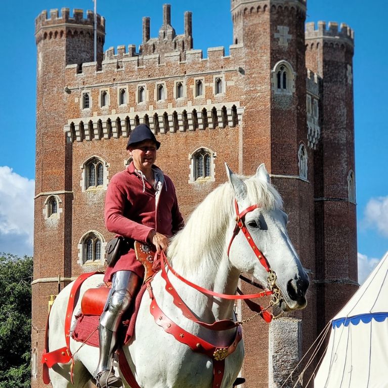 May Bank Holiday Highlights in #Lincolnshire:  💚 Lincolnshire Wolds Outdoors Festival @LoveLincsWolds  🍻 Lincoln Beer Festival @LincolnDrill  🛡️ Medieval Tournament at @NTTattershall  i.mtr.cool/jsejpohtpd #VisitLincolnshire