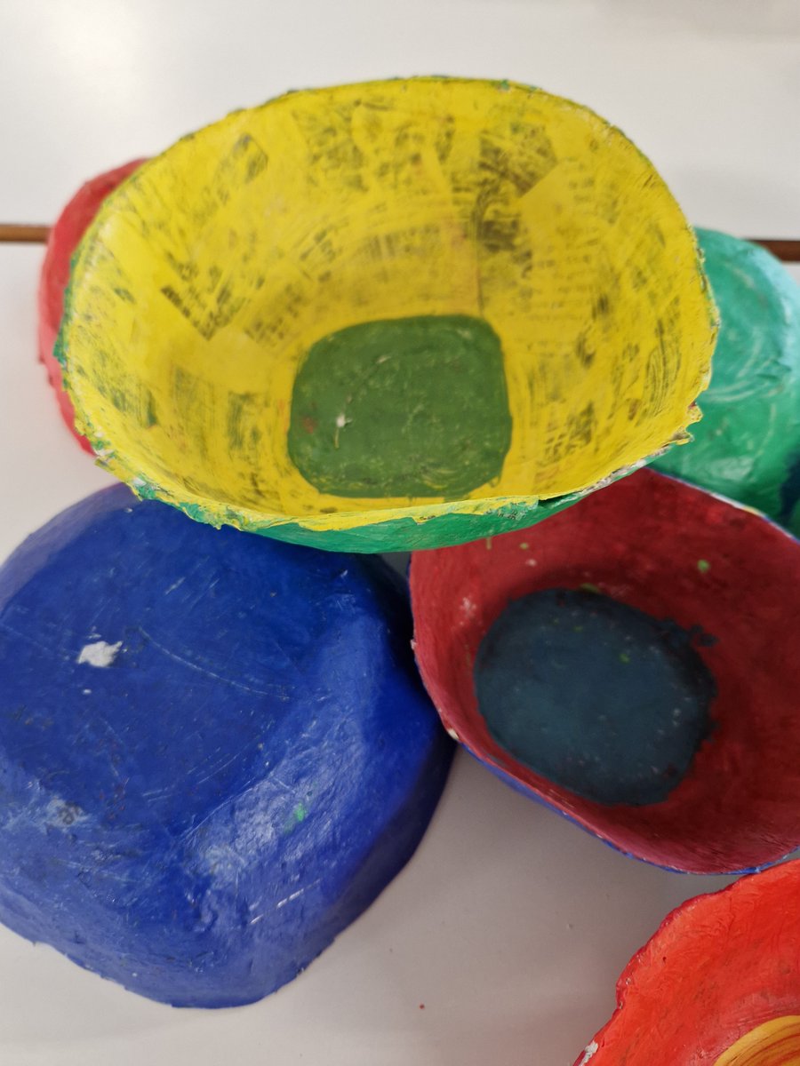 LozellsPrimary's tweet photo. Beautiful hand-made bowls by the children in #Class5T. All made from only newspaper, flour, water, paint and glue! The children thought carefully about the colours to use. They mixed three 'Analogous Colours'. These are three colours next to each other on a colour wheel #art https://t.co/pPN6Wmfzo0