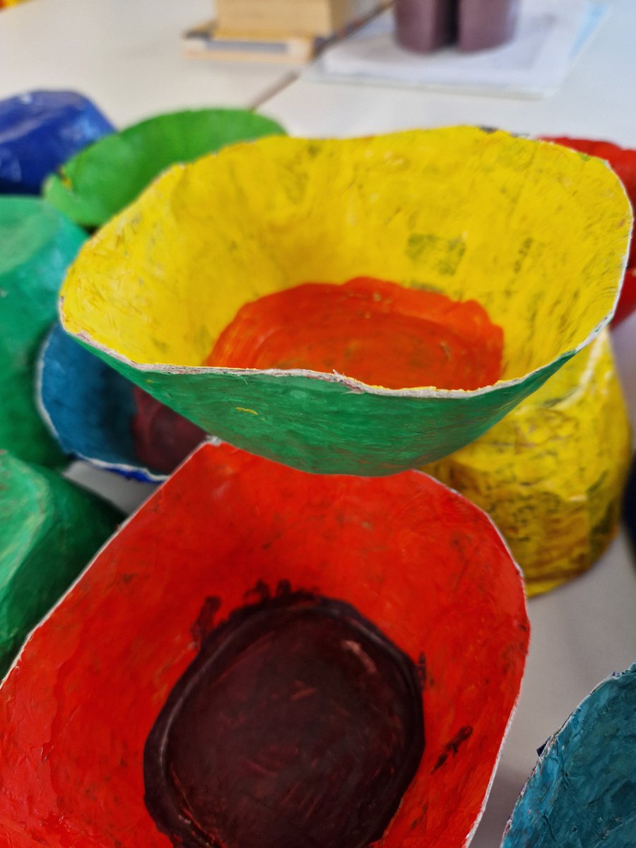 LozellsPrimary's tweet photo. Beautiful hand-made bowls by the children in #Class5T. All made from only newspaper, flour, water, paint and glue! The children thought carefully about the colours to use. They mixed three 'Analogous Colours'. These are three colours next to each other on a colour wheel #art https://t.co/pPN6Wmfzo0