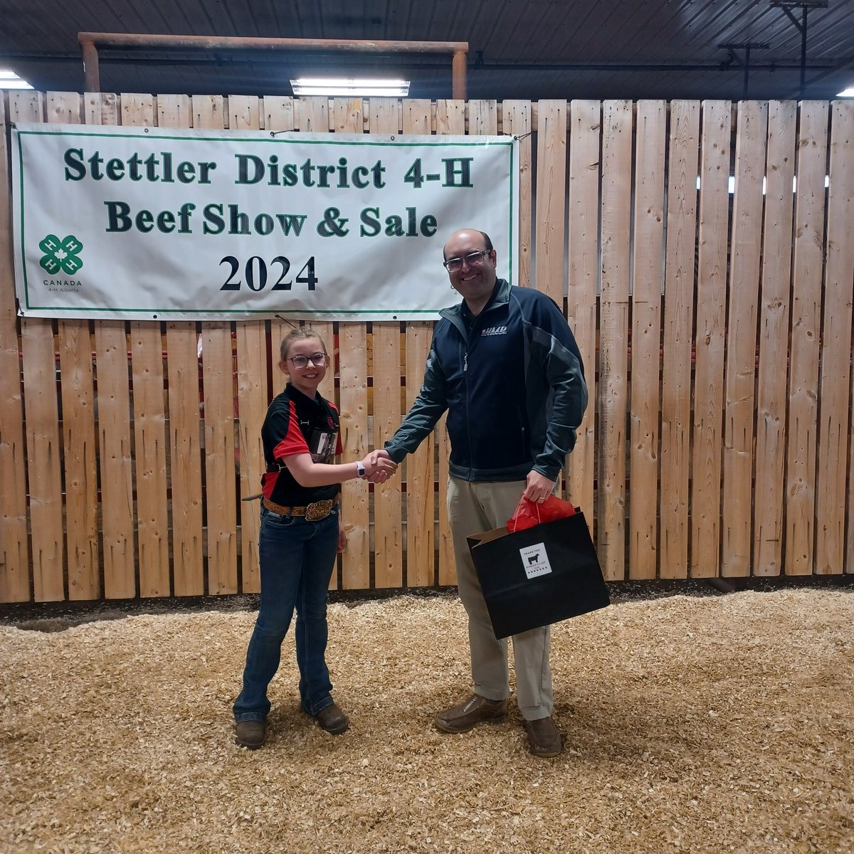 SilverSmithFarm's tweet photo. Thank you to Randy and Murray at Hanna Motor Products #hannagmc for purchasing Tulsa's District Grand Champion steer on Tuesday (as well as a few more!). FANTASTIC 4-H supporters, great products, and great people! #albertabeef #albertasimmental #alberta4h https://t.co/sCThDu5lZB
