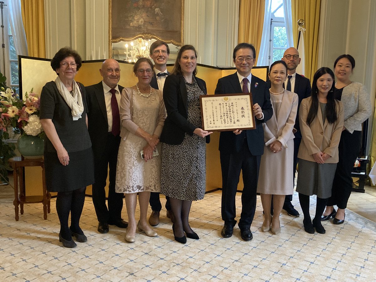 JapanEmbBelgium's tweet image. Amb. Mikami awarded a Certificate of Commendation to Ms. Marlies Holvoet from @ugent for her continuous contribution to the friendship between Japan and Belgium. She is a good friend of Japan and Japanese people🇯🇵🇧🇪 Congratulations!✨#commendation #JapaninBelgium