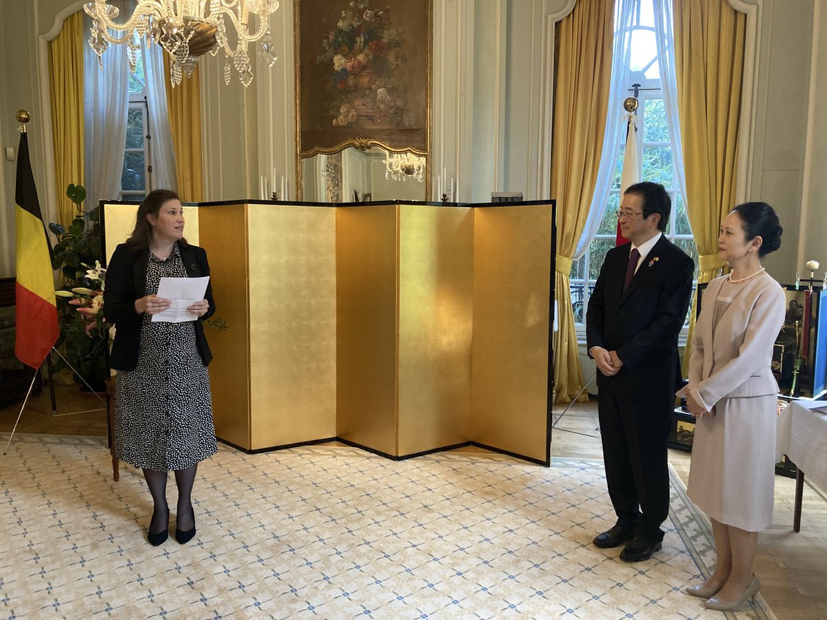 JapanEmbBelgium's tweet image. Amb. Mikami awarded a Certificate of Commendation to Ms. Marlies Holvoet from @ugent for her continuous contribution to the friendship between Japan and Belgium. She is a good friend of Japan and Japanese people🇯🇵🇧🇪 Congratulations!✨#commendation #JapaninBelgium
