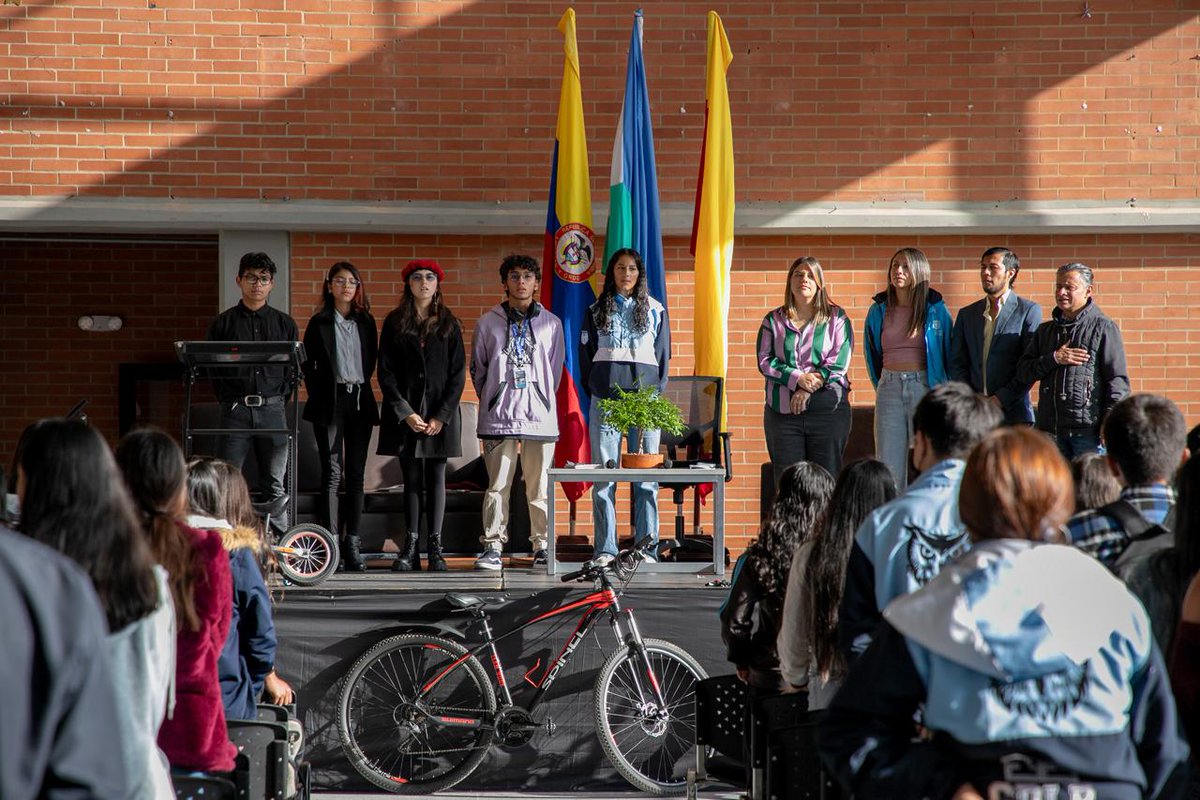 SectorSalud's tweet photo. #SaludComunica |  Presentamos 'Las Emociones en Bici', una cartilla para motivar el uso de la bicicleta🚴🏾‍♀️ y promover el bienestar emocional, desarrollada junto a más de 400 niños y niñas de un colegio público de Bosa. 📘👉https://t.co/oYoYlk8x5u

Más info: https://t.co/57djgoH5ps https://t.co/5CsPO3CnCU