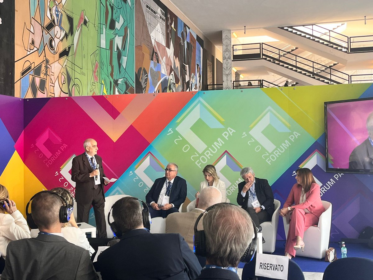 regioni_it's tweet photo. 👩‍💼 Competenze manageriali e di leadership per una dirigenza capace di migliorare l'efficacia organizzativa.  

👉 Il Segretario Generale #ConferenzaRegioni, Alessia Grillo, ne ha parlato al Forum PA nel talk "Il ruolo della dirigenza pubblica nell’ambito delle autonomie". https://t.co/9vqwYymgXm