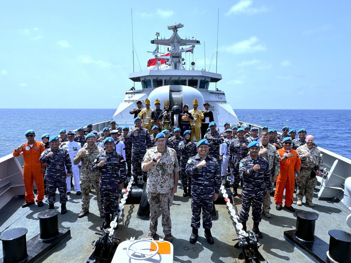 KRI Diponegoro-365 mendapat kehormatan menerima kunjungan MTF Commander, RADM Dirk Gaertner dalam rangka meninjau latihan bersama Periodic Capability and Readiness (PICARD) di Area of Maritime Operation (AMO), Laut Mediterania, Lebanon. Selasa (21/05). #tniprima