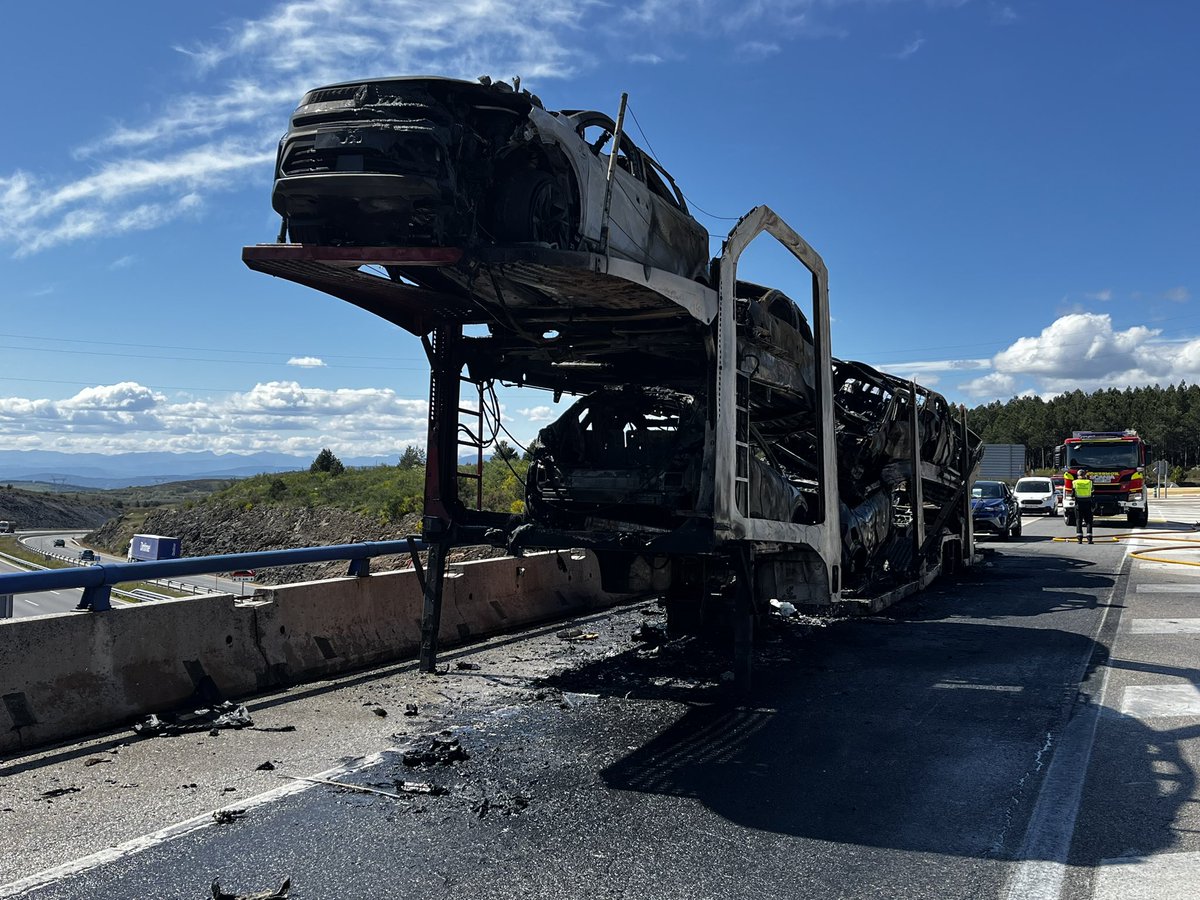 Atención ‼️. Paso elevado A6 en el Puerto- Alto del Manzanal cortado por incendio de camión .