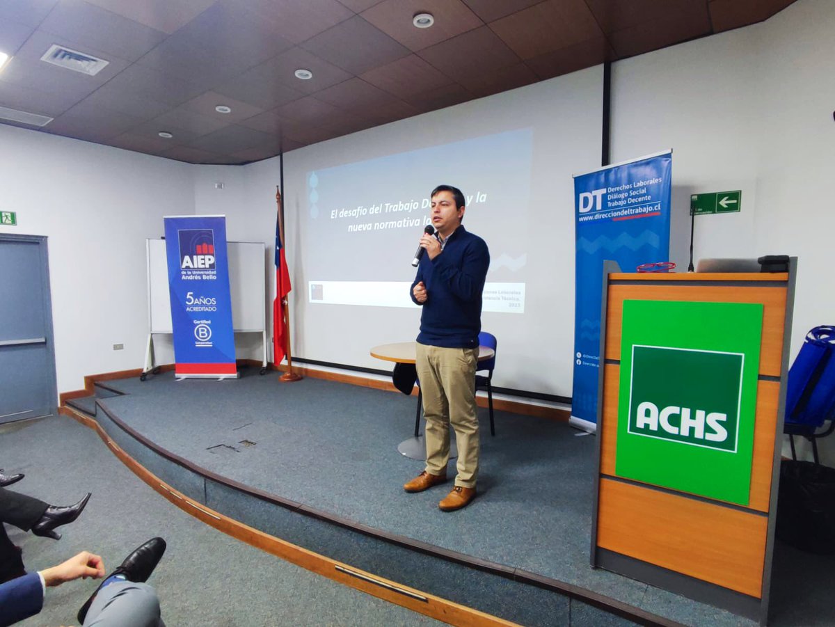 🔴 Ahora en el auditorio de #AchsPuertoMontt se realiza la actividad “El Desafío del Trabajo Decente y la nueva normativa laboral” en donde expone DR, @c_salas abordando #trabajodecente para trabajadores/as de @AIEP 📚 Seguimos promoviendo los #derechoslaborales 🙌🏻