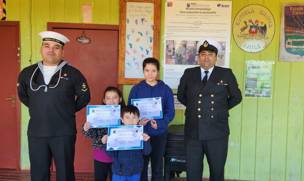 DGTM_Chile's tweet photo. La Alcaldía de Mar de #Dalcahue visitó establecimientos educacionales rurales alejados de la ciudad, con la finalidad de dar conocer el quehacer de la #AutoridadMarítima y acercar la institución a la comunidad escolar.

@Armada_Chile @MARITGOBCASTRO https://t.co/J44OO97iR9