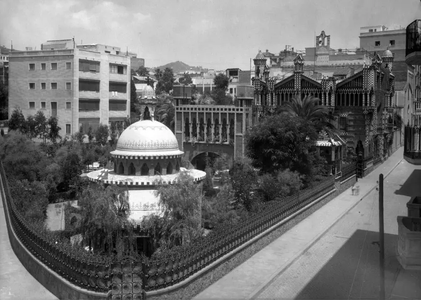 casa_vicens's tweet photo. @LGueilburt Recordem que la Casa Vicens va arribar a tenir aquesta extensió entre el 1927 i el 1946, amb la capella-manantial de Santa Rita just a la cantonada del carrer Carolines amb l'actual Avinguda Riera de les Cassoles.  
© IAAH https://t.co/OlKu3FwSLQ