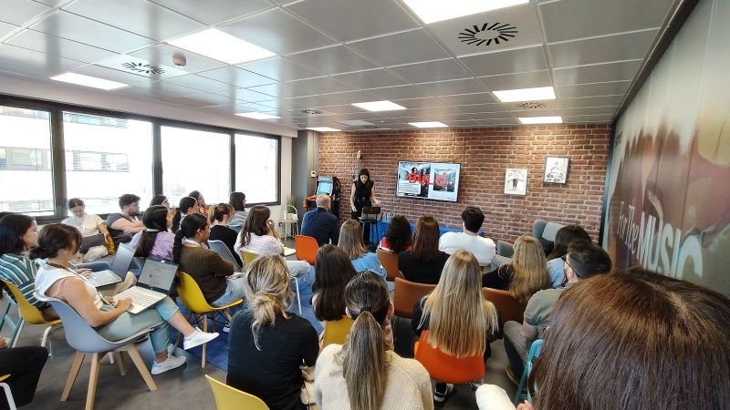 we_theGarage's tweet photo. Fake News, bulos virales, desinfomación, deepfakes...  ¿Sabemos realmente lo que significan y el impacto que tienen en la sociedad?🤔 

Hoy nos lo ha contado @Patriciaenverde, responsable de @MalditaTech en @maldita, en una de nuestras #GarageTalks.   

¡Gracias por informarnos! https://t.co/Oh055jeWUw