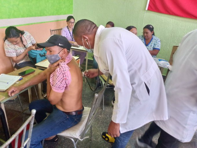 Cuba salva vidas en Venezuela, los colaborados cubanos comprometidos con la salud del pueblo. #40AniversarioUCCM #CubaPorLaVida #CubaCoopera <a href="/cubacooperaven/">Brigada Médica Cubana en Venezuela</a> <a href="/Cubacooperabol2/">Brigada Médica 🇨🇺 Bolívar🇻🇪</a>