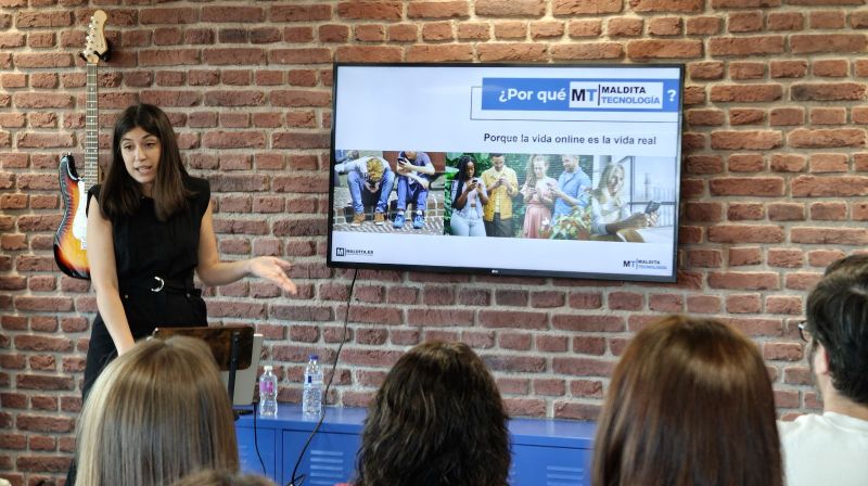 we_theGarage's tweet photo. Fake News, bulos virales, desinfomación, deepfakes...  ¿Sabemos realmente lo que significan y el impacto que tienen en la sociedad?🤔 

Hoy nos lo ha contado @Patriciaenverde, responsable de @MalditaTech en @maldita, en una de nuestras #GarageTalks.   

¡Gracias por informarnos! https://t.co/Oh055jeWUw