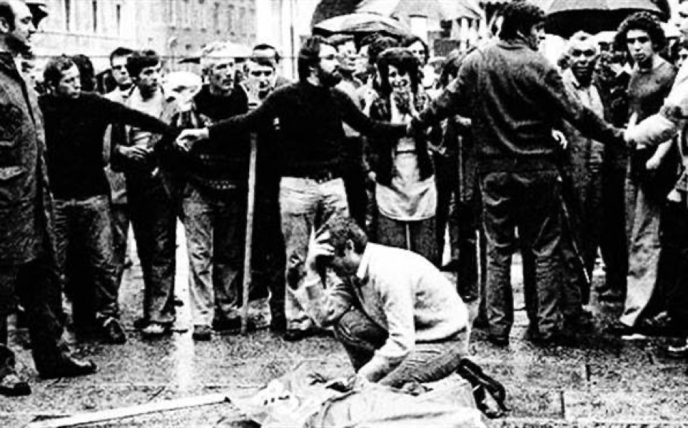 Alle 10 e 12 del #28maggio 1974, in piazza della Loggia a #Brescia l'esplosione di una bomba piazzata da alcuni terroristi neofascisti di #OrdineNuovo, durante una manifestazione indetta da sindacalisti e antifascisti, provocò otto morti e circa cento feriti.