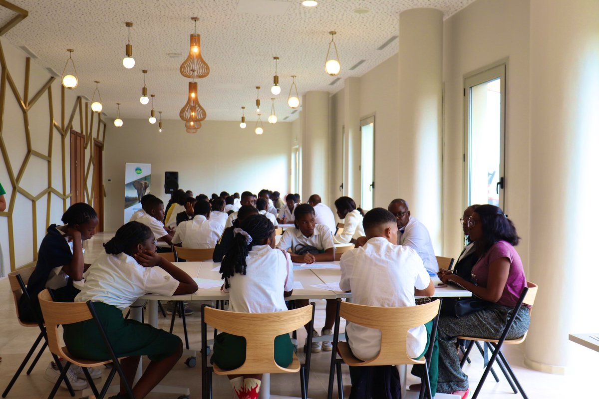 #JMB2024 - Le WWF Gabon a eu le plaisir d’échanger avec les élèves de l'Institut Léon Mba sur les métiers de la conservation lors du Forum des Emplois Verts organisé par Projet #Tortues Tahiti #Gabon.Une initiative qui cadre avec notre vision de forger les #écologistes de demain.