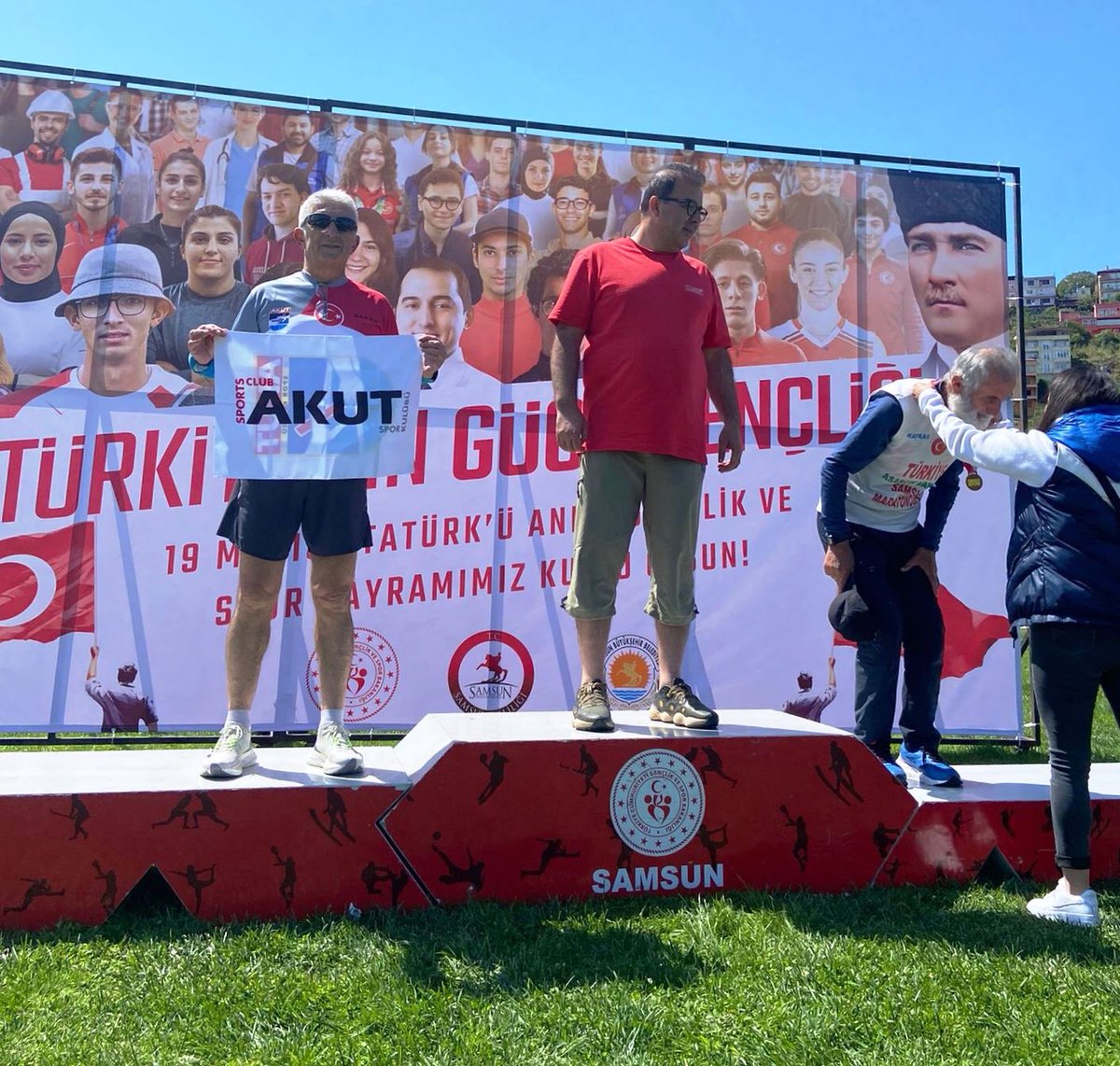 AKUT Spor Kulübü Atletizm Branşı sporcuları, 19 Mayıs Atatürk'ü Anma Gençlik ve Spor Bayramı Haftası Türkiye'nin Bir çok yerinde koşarak ve yarışlara katılarak kutladılar. 19 Mayıs Atatürk'ü Anma Gençlik ve Spor Bayramımız Kutlu olsun.