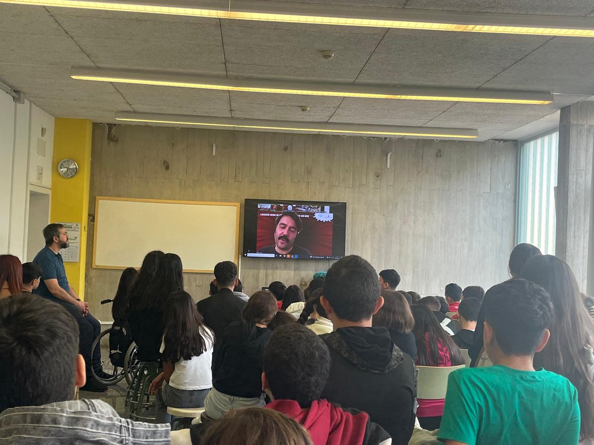 IES_MARINA's tweet photo. El alumnado del Centro ha leído el cómic "Garafía" de Elías Taño. Hoy, el alumnado de 1° ESO participó en una videoconferencia con el autor y otros institutos. Compartieron preguntas y creaciones derivadas del cómic, como cuentos y viñetas. #Patrimonio #innovAS @EducacionCan https://t.co/CErv0Q9hdQ