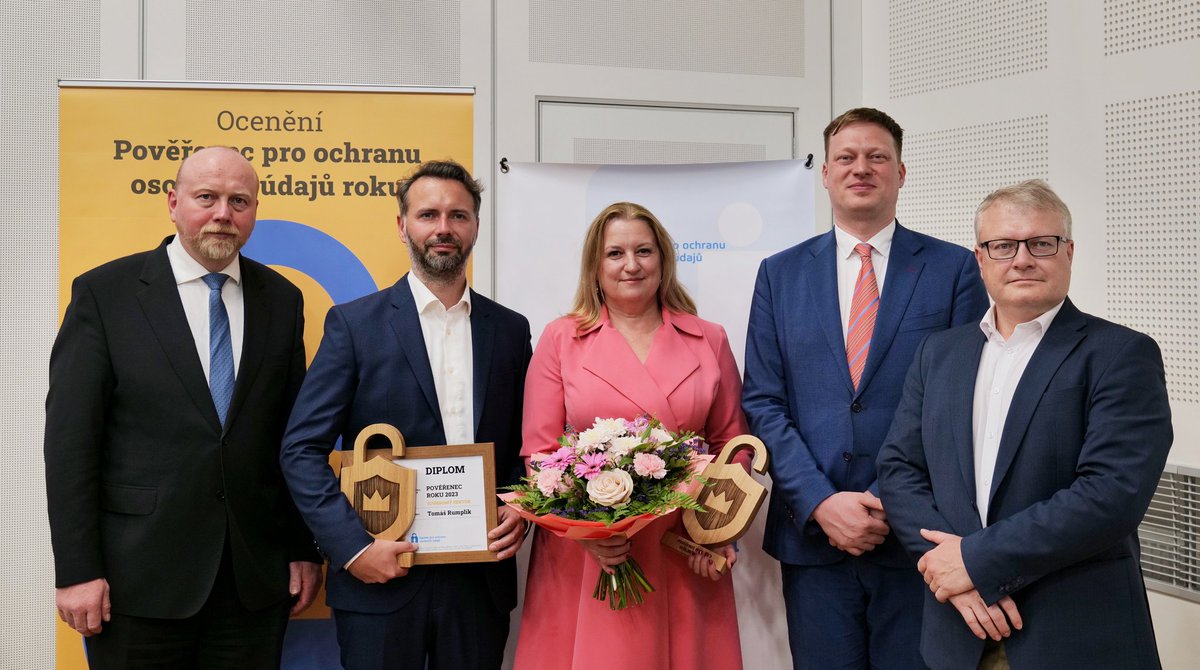 UOOUCR's tweet photo. Vyhlášeni nejlepší pověřenci pro ochranu osobních údajů za rok 2023. Předseda @UOOUCR Jiří Kaucký při této příležitosti uvedl, že jsou to "právě pověřenci, kteří stojí v první linii a nesou tak klíčovou roli pomáhat správcům při nastavení postupů pro zpracovaní osobnich údajů". https://t.co/xSxMNoLXQp