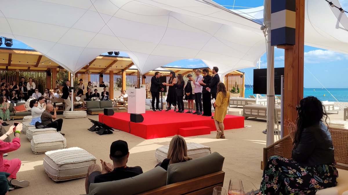 Félicitations à l'expérience #Noire #Colored qui remporte la 1ere <a href="/CompetImmersive/">Compétition Immersive</a> au <a href="/Festival_Cannes/">Festival de Cannes</a> ! #XR  novaya.io/noire/