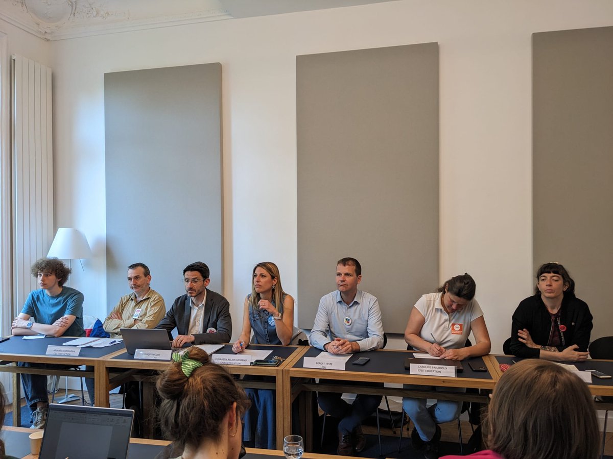 🔴 Conf de presse du 22.05. Inédit : 12 organisations syndicales dont la FSU et associations (enseignant·es, lycéen·nes et parents d’élèves) contre le #chocdessavoirs. 
"C'est tout un pays qui doit se soulever pour défendre son École." (B. Teste)
ENSEMBLE DANS LA RUE LE 25.05 🗓