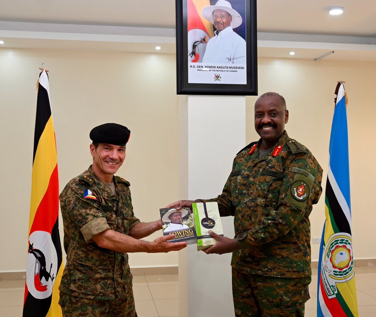 Gen Kainerugaba Meets French General kampalapost.com/content/gen-ka…