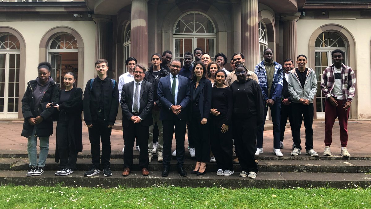 AcCreteil's tweet photo. Les élèves du lycée Frédéric Mistral de Fresnes étaient reçus hier, en présence de la rectrice, par @PapNdiaye à Strasbourg. Ils ont notamment visité le @CoE_fr, le parlement européen et l'hôtel de ville. Un bel exemple de l’engagement citoyen de nos élèves. https://t.co/9i8uzVH8OP