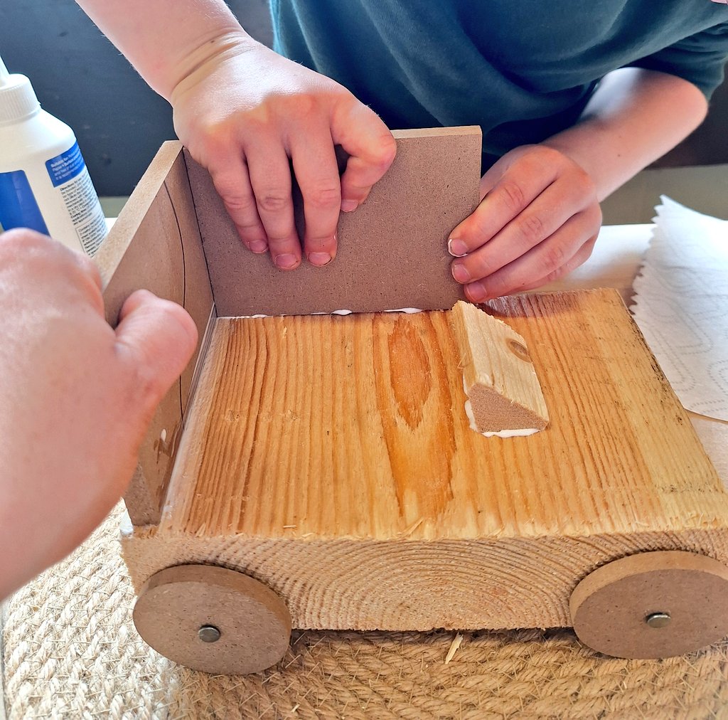 MissRDoolan's tweet photo. Woodwork at its best in P2 with child-led design, planning and construction. Resilience, perseverance and an amazing sense of achievement! #woodwork #froebel #dyw @WL_Equity @froebeledin @FroebelTrust @GraemeBinnie https://t.co/8AMqWY0AHe
