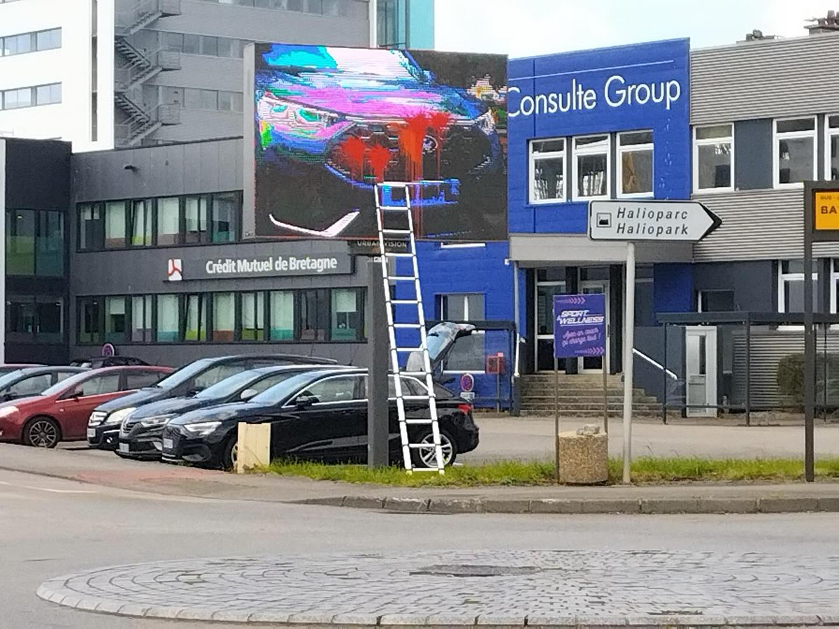 xrFrance's tweet photo. 🎨 Quitte à avoir des panneaux publicitaires moches qui cadenassent nos imaginaires, autant y mettre de la couleur 🧑‍🎨

😋 #ExtinctionRebellion #Lorient offre ce service GRATUITEMENT  !
Pour en savoir plus sur ce groupe local 👇
https://t.co/ew90rrFdI2
#Antipub https://t.co/B1J55p3CDD