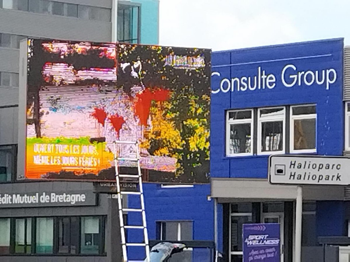 xrFrance's tweet photo. 🎨 Quitte à avoir des panneaux publicitaires moches qui cadenassent nos imaginaires, autant y mettre de la couleur 🧑‍🎨

😋 #ExtinctionRebellion #Lorient offre ce service GRATUITEMENT  !
Pour en savoir plus sur ce groupe local 👇
https://t.co/ew90rrFdI2
#Antipub https://t.co/B1J55p3CDD