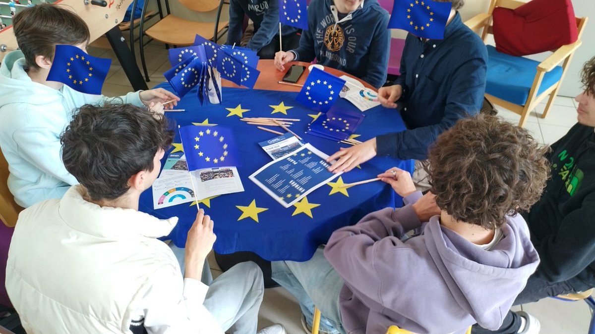 Action du jour au lycée Bonaparte d'@AutunVille - école ambassadrice du @Europarl_FR Plus de 500 élèves appelés à choisir leurs idées sur l'UE ! Un 'café de l'Europe' également organisé pour les primo votants afin de discuter des élections européennes