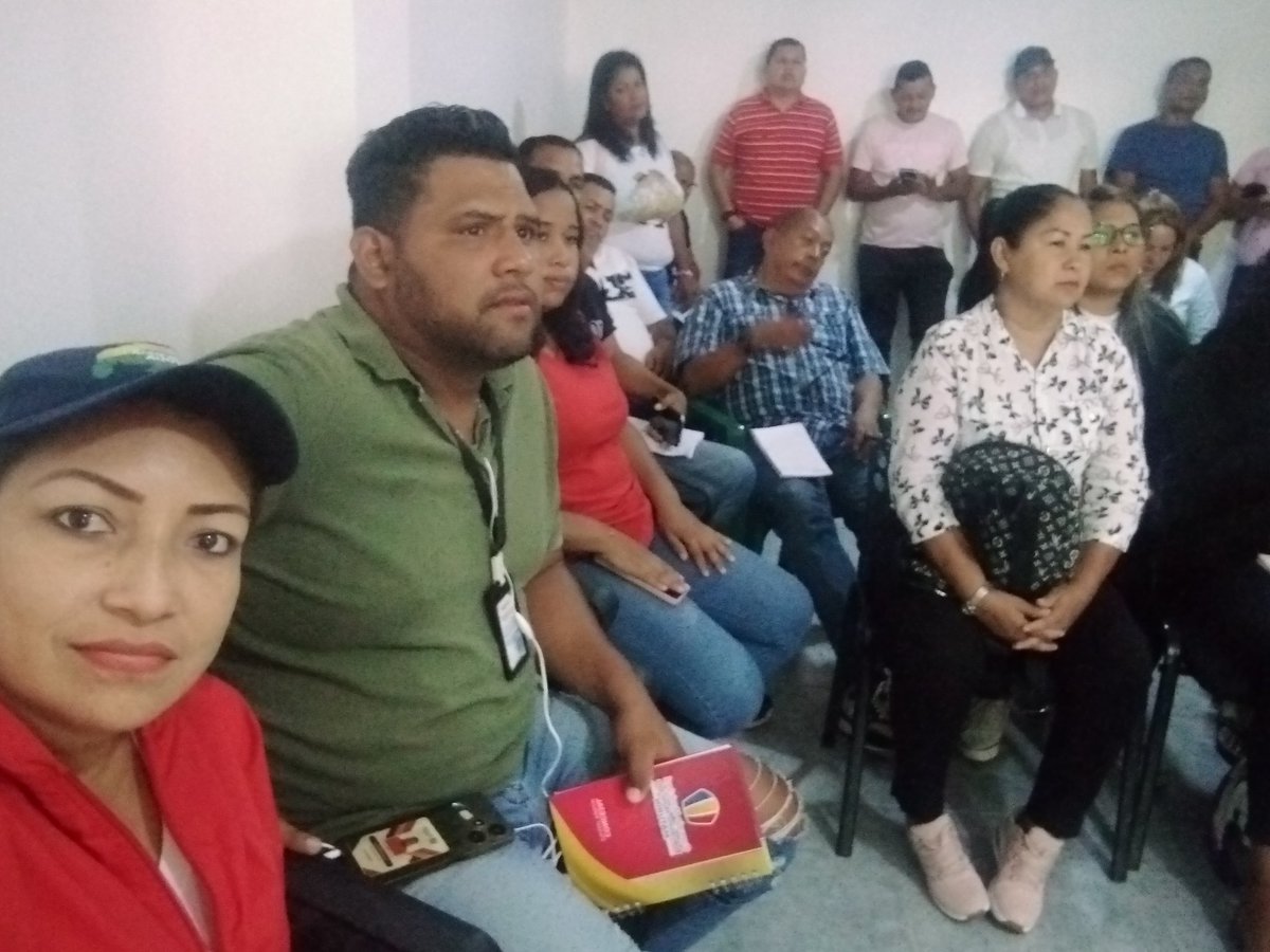 YERALDYN LARA (@yeraldyn_lara) on Twitter photo Reunión Equipo Político Parroquial San Simón Urbano Afinando detalles para el despliegue a los territorios por la VICTORIA de Nuestro Presidente <a href="/NicolasMaduro/">Nicolás Maduro</a> Reunión Equipo Político Parroquial San Simón Urbano Afinando detalles para el despliegue a los territorios por la VICTORIA de Nuestro Presidente <a href="/NicolasMaduro/">Nicolás Maduro</a>