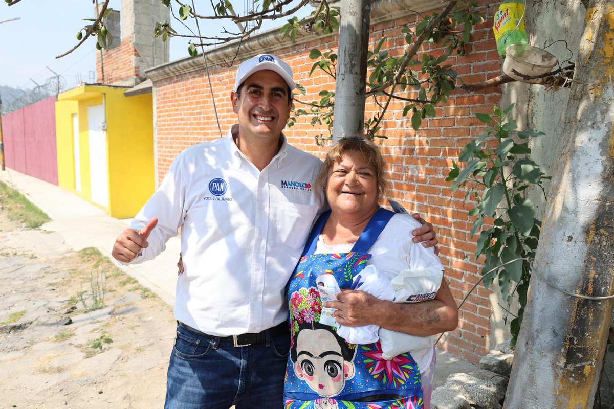 moviendoideas's tweet photo. #PUEBLA || Candidato @manoloherrerar y Lili Ortiz, esposa del candidato a gobernador @eduardorivera01.
Recorrido por las colonias #Veracruz, Fundadores y Fraccionamiento #BosquesdeChapultepec donde platicaron con vecinos y vecinas sobre sus propuestas en materia de #seguridad, bienestar #animal y gestión; además de pedir el voto para la Coalición #PAN-#PRI-#PRD-#PSI