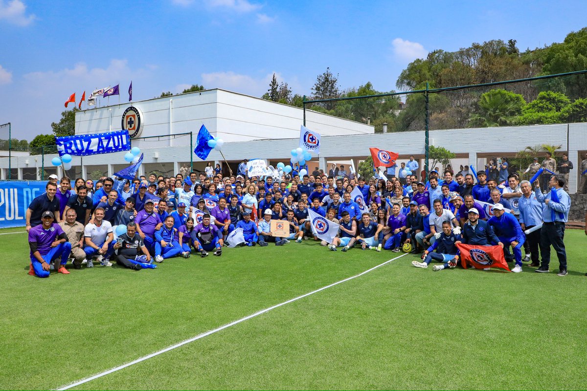 CruzAzul's tweet photo. ¡Somos una familia! ¡#SomosCruzAzul! 💙🚂 https://t.co/16x9dRHFUc
